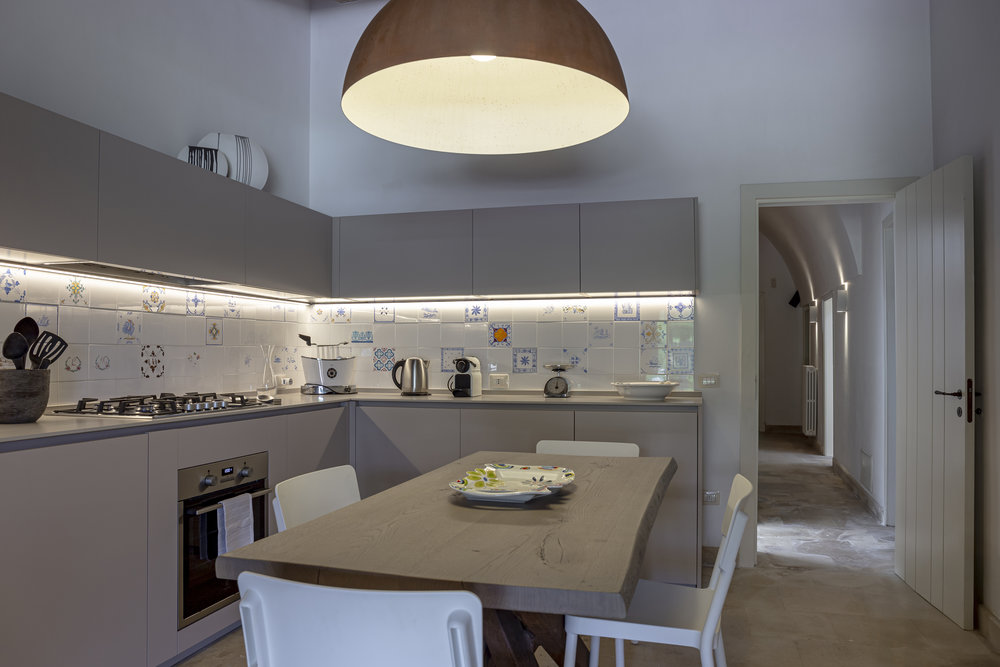 Villa Romantica, due vedute della cucina