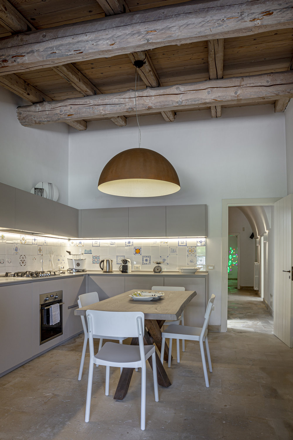 Villa Romantica, due vedute della cucina